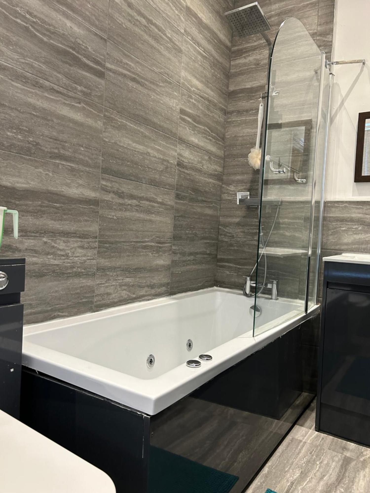 Ensuite Room With Private Bathroom At Walsall Exterior photo